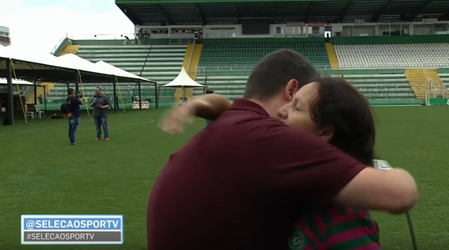 Emotionele omhelzing tussen moeder overleden Danilo en journalist (video)