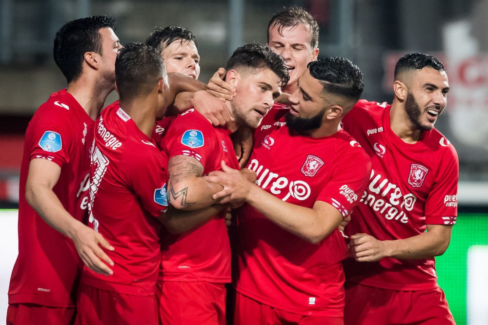 Gouden invaller Holla bezorgt FC Twente en trainer Hake belangrijke zege