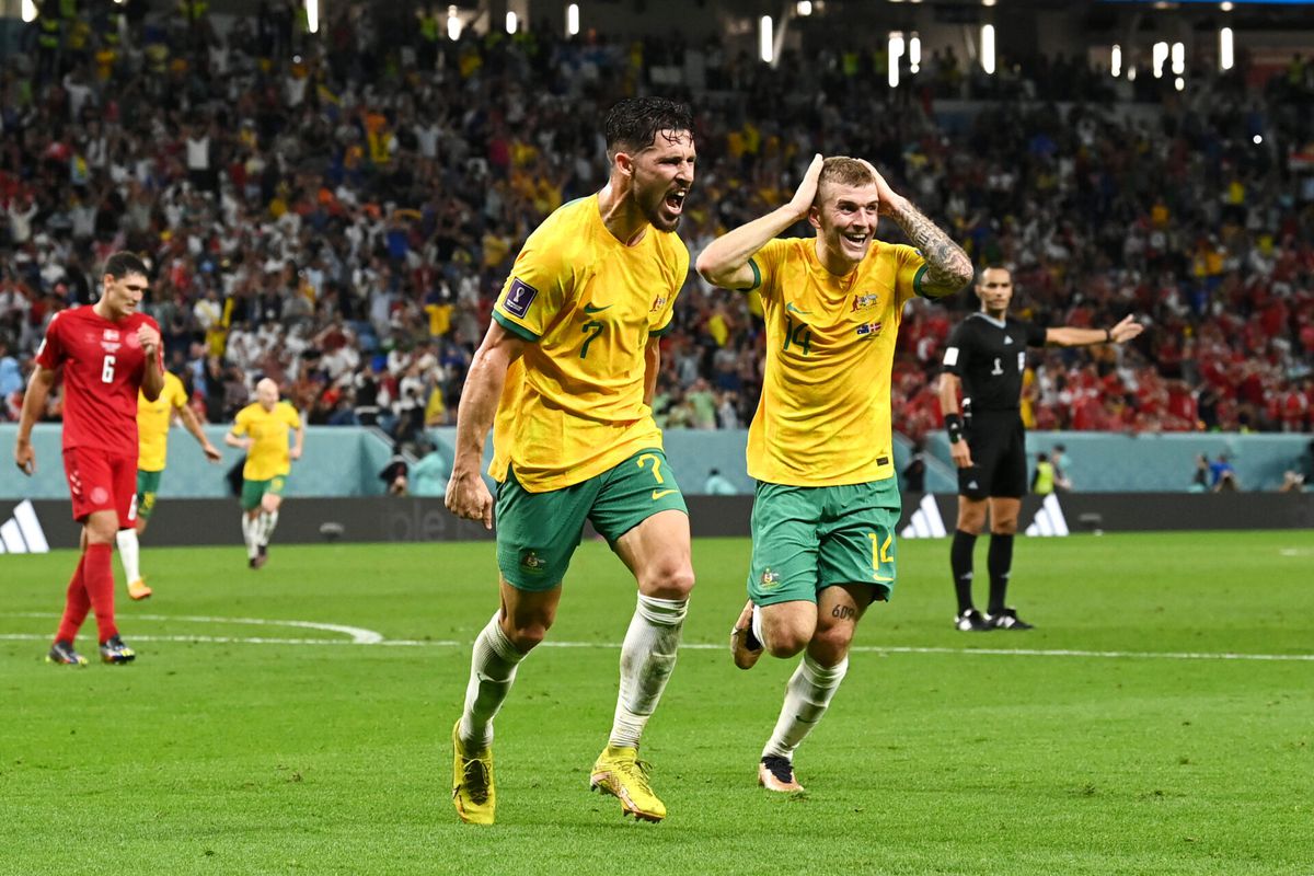 Australië schakelt slap Denemarken uit en bereikt voor 2e keer de laatste 16 op WK