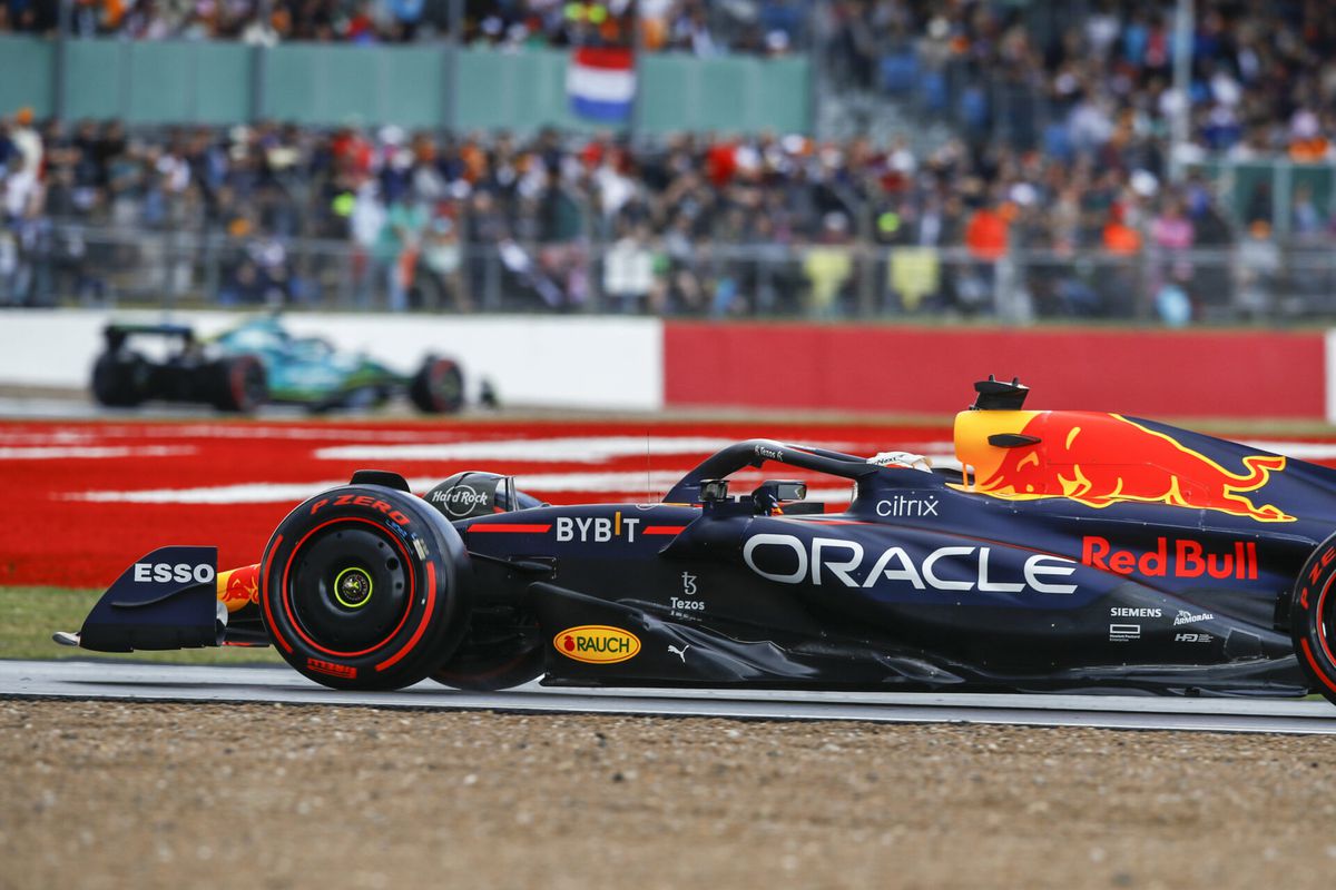 GP van Groot-Brittannië: Max Verstappen rijdt 4e tijd in 2e vrije training, Carlos Sainz de snelste