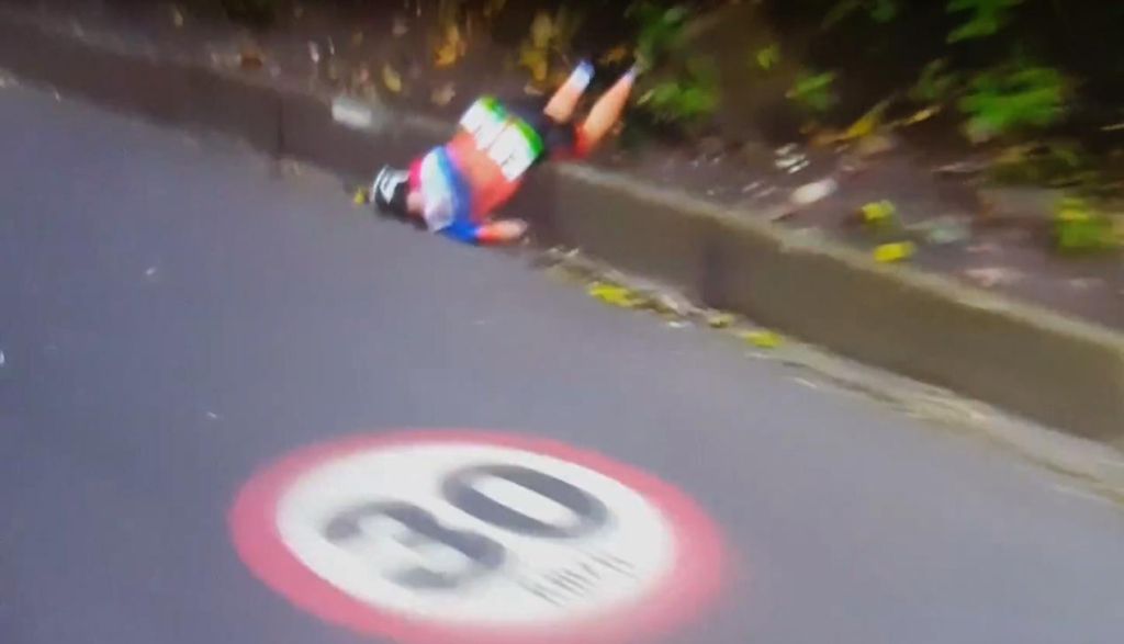 Nieuwe beelden opgedoken van crash Van Vleuten (video)