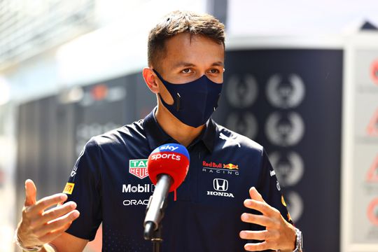Wat als Alex Albon bij Williams allemaal Mercedes-geheimen doorspeelt aan Red Bull?