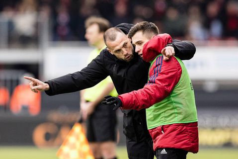 John Heitinga genoot van zege bij debuut als hoofdcoach: 'Resultaat smaakt naar meer'