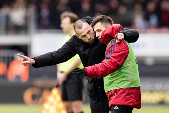 John Heitinga genoot van zege bij debuut als hoofdcoach: 'Resultaat smaakt naar meer'