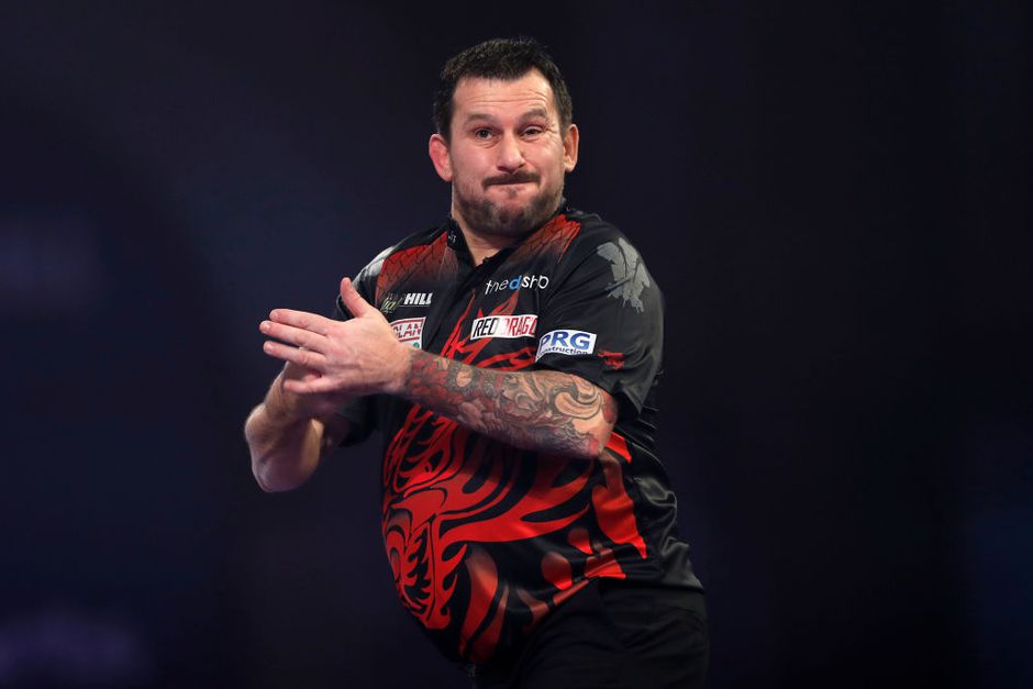 Clayton heeft zin in darts mét publiek: 'Het zou me niet moeten veranderen, ik ben gewoon Jonny'