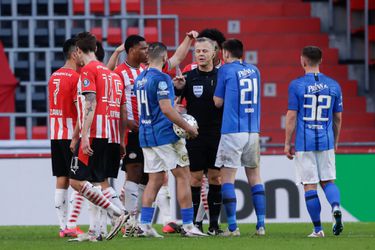 Scheidsrechter Kuipers legt uit waarom het tijdens PSV-Vitesse géén penalty was en ook géén rode kaart
