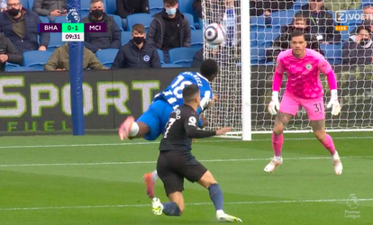 🎥 | City-verdediger João Cancelo trekt Danny Welbeck neer en krijgt vroege rode kaart
