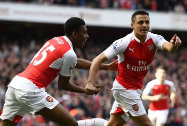 Arsenal probleemloos langs Watford en houdt druk op Tottenham