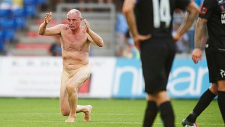 Ex-Feyenoorder Elstrup naakt over het veld