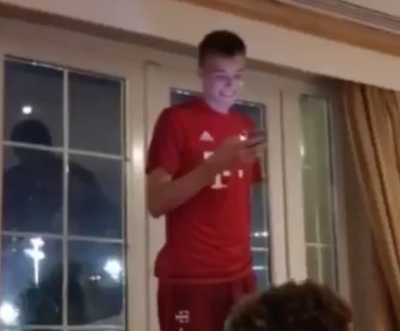 Duitse wonderkeeper (A.K.A. Platvoet) zingt 'Schalke-lied' voor selectie van Bayern (video)