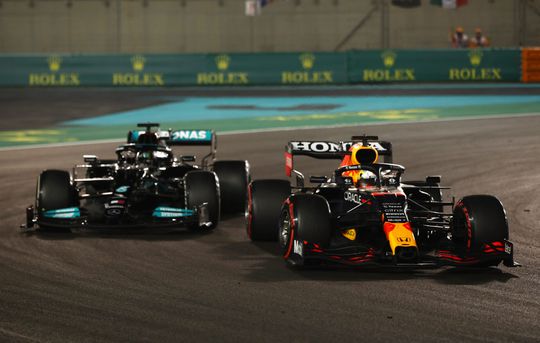 Max Verstappen legt uit waarom hij Lewis Hamilton juist inhaalde in bocht 5