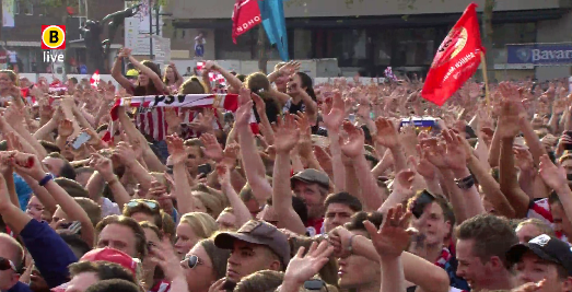 LIVE: Knallend feest tijdens huldiging PSV op bomvol Stadhuisplein