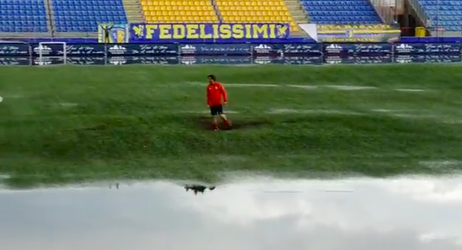 🎥 | WTF? Voetbalveld in Italië verandert door noodweer in springkussen