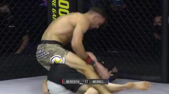 🎥 | MMA-debutant Bryce Meredith ontwijkt choke en slaat tegenstander helemaal lens