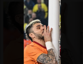 📸 | Mauro Icardi knalt tegen paal op, Galatasaray is boos: 'Ze moeten zich schamen'