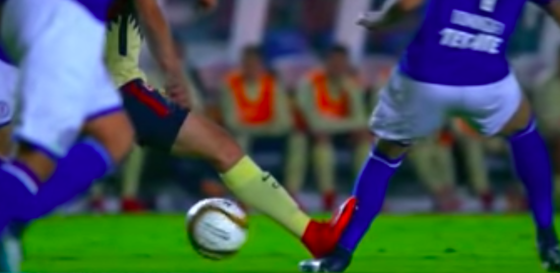 Colombiaan krijgt directe rode kaart na vliegende doodschop (video)