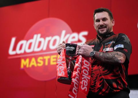 Jonny Clayton verrassende winnaar Masters, grijpt ook meteen het laatste ticket voor de Premier League of Darts