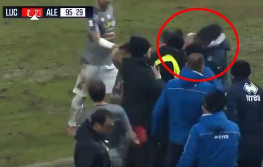 Trainer in Italiaanse Serie C deelt keiharde kopstoot uit en is 5 maanden geschorst (video)