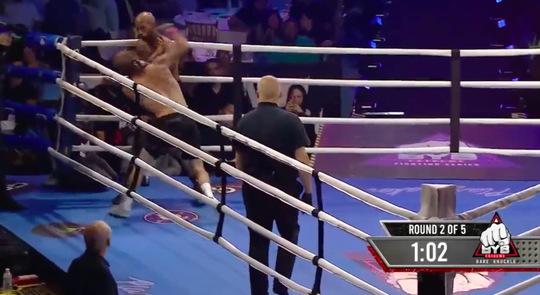 🎥 | Blote vuisten-bokser Brandon Birr laat opponent slapen na DEZE mokerhoek