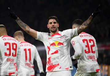 Dominik Szoboszlai helpt RB Leipzig op punt naderen van Bayern München