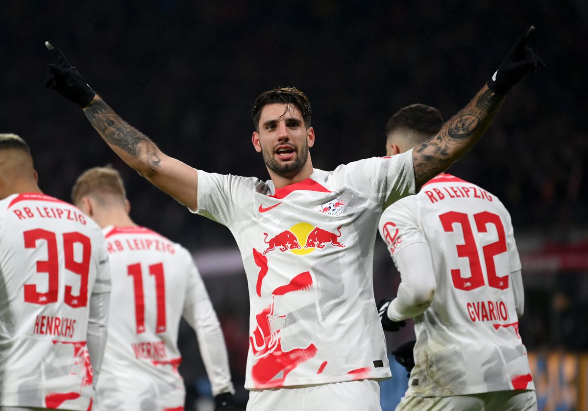 Dominik Szoboszlai helpt RB Leipzig op punt naderen van Bayern München