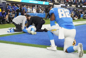 🎥 | Akelig moment in NFL: Chargers-speler blijft roerloos liggen na harde klap op het gras