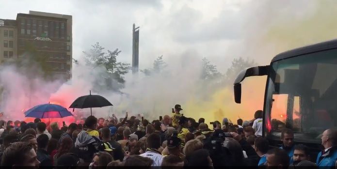 Honderden fans zwaaien spelersbus NAC uit (video)