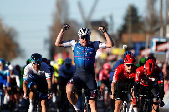 🎥 | Fabio Jakobsen met indrukwekkende sprint naar winst Kuurne-Brussel Kuurne