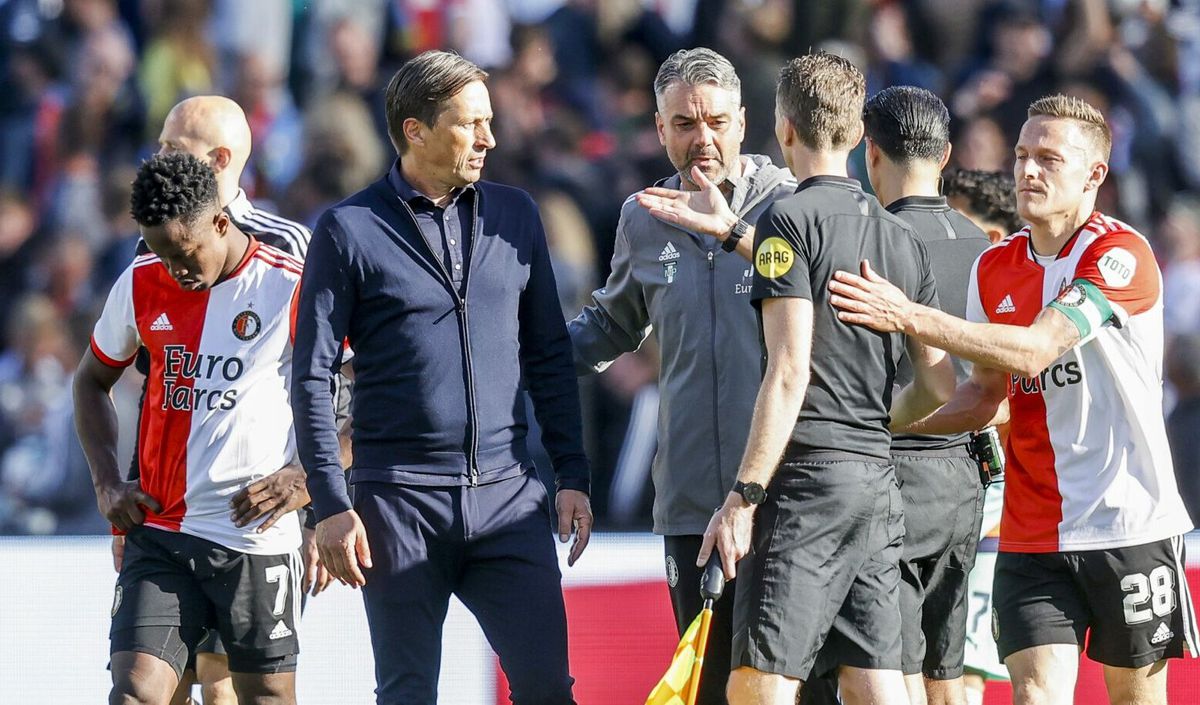 PSV-coach Schmidt is woedend! '6 arbiters en allemaal niet in staat om de juiste beslissing te nemen'