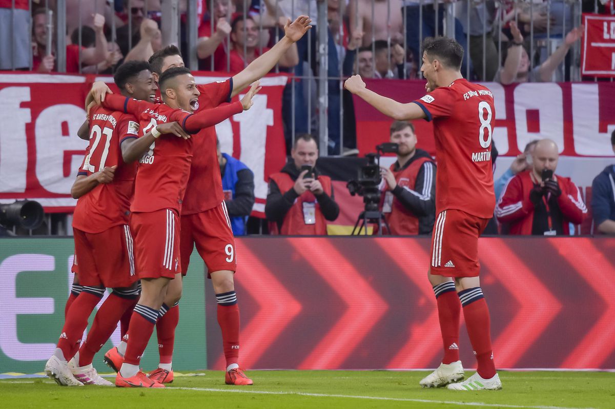 Bayern München trakteert Dortmund op ongekend pak slaag en is nieuwe koploper