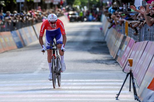 Zo laat moet je de televisie aanzetten om Dumoulin de Giro te zien winnen