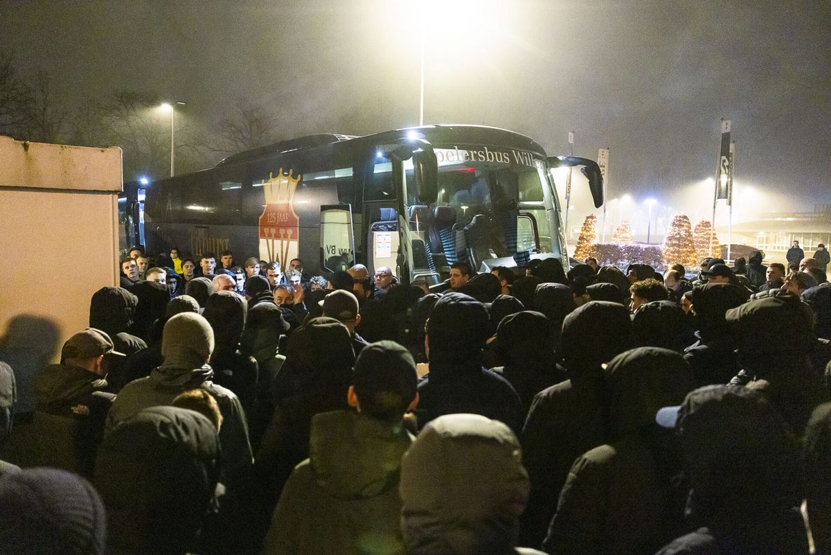 Willem II-fans maken belofte waar: spelersbus opgewacht na blamage in Zwolle