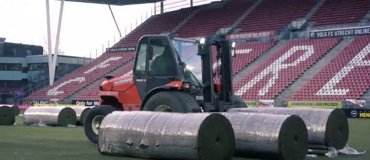 FC Utrecht legt in 1 dag nieuwe grasmat neer (video)