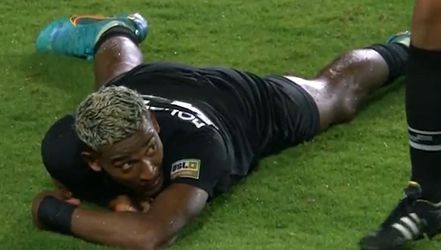 🎥​ | Voetballer doet een belachelijke poging tot schwalbe en rolt meters over de grond