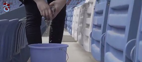 Trabzonspor laat fan 10.000 stoeltjes schoonmaken omdat hij op zijn stoeltje stond (video)