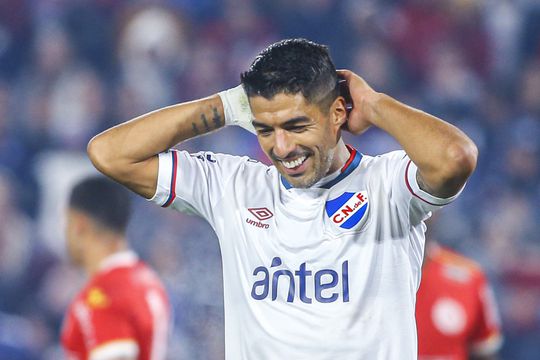 🎥​ | Uruguay juicht! Luis Suárez scoort bij rentree in Uruguayaanse competitie