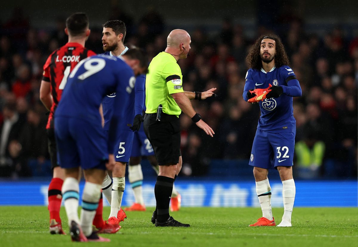 😂📸 | Chelsea-speler Cucurella speelde deel van de wedstrijd met 2 verschillende schoenen