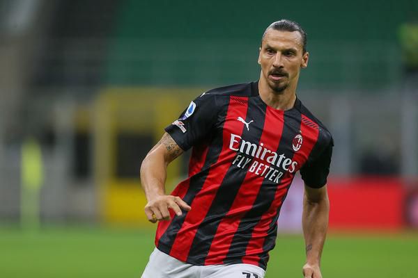 Zlatan Ibrahimovic lacht corona uit na positieve test: 'Slecht plan'