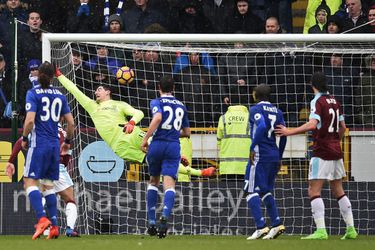 Brady verslaat Courtois met heerlijke vrije trap (video)