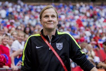 Amerikaanse voetbalvrouwen krijgen pakkie van jongenselftal onder-15