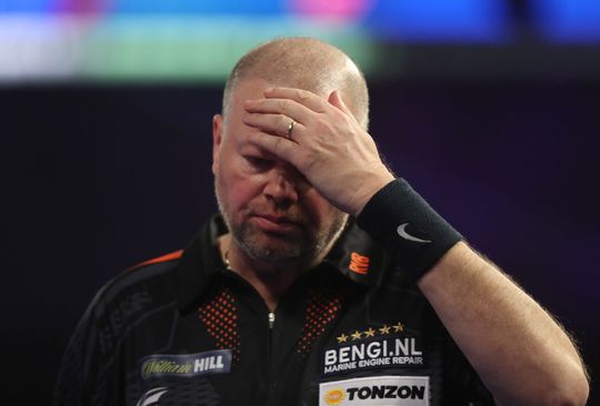 Van Barneveld helemaal down na verloren kwartfinale van Van Gerwen (video)