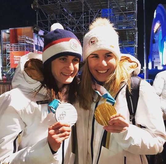 Tsjechische snowboardster Ledecká viert goud met Sábliková bij de KFC