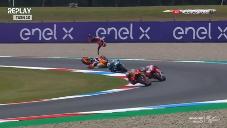 🎥 | Zware crash van Marc Marquez tijdens vrije training op circuit van Assen