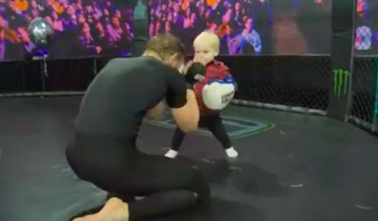 🎥 | Schattig! Conor McGregor 'traint' met zoontje Conor Jack (2) in de kooi