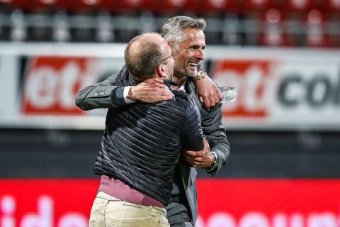 Go Ahead-coach Van Wonderen over promotie na bloedstollend slot: 'Ik kan het amper geloven'