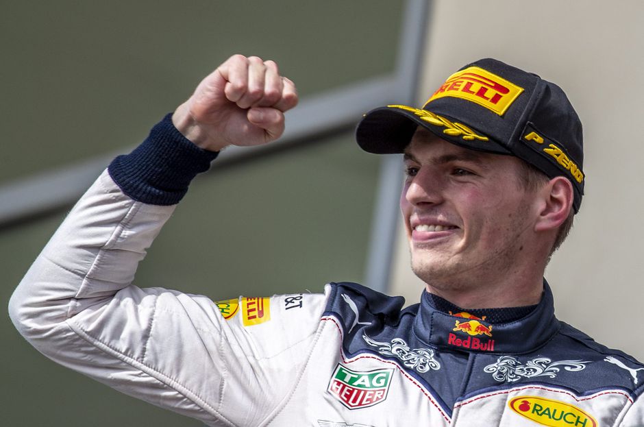 Verstappen krijgt van Aston Martin nog eens 2 lekkere wagens cadeau (foto's)