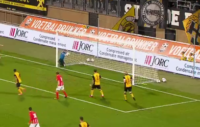 🎥 | Haha! Roda JC-keeper vangt voorzet, springt tegen paal en werkt bal over de lijn