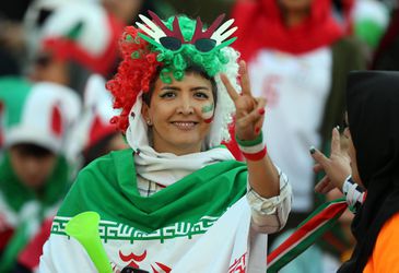 Historisch: Duizenden vrouwen zien Iran winnen in WK-kwalificatieduel