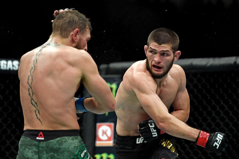 UFC-chaos compleet: Khabib snapt niks van ophef en moet titel misschien inleveren (video)