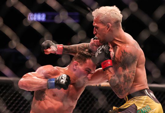 🎥 | Charles Oliveira wint UFC-titel na DEZE geweldige KO op Michael Chandler
